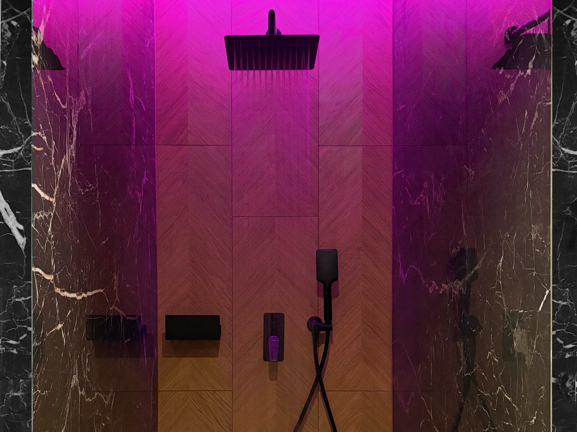 Deszczownica w prysznicu typu walk-in w łazience SPA z indywidualnie sterowanym oświetleniem i relaksacyjną muzyką w Sea View Smart & Garden VIP Apartment w Międzyzdrojach