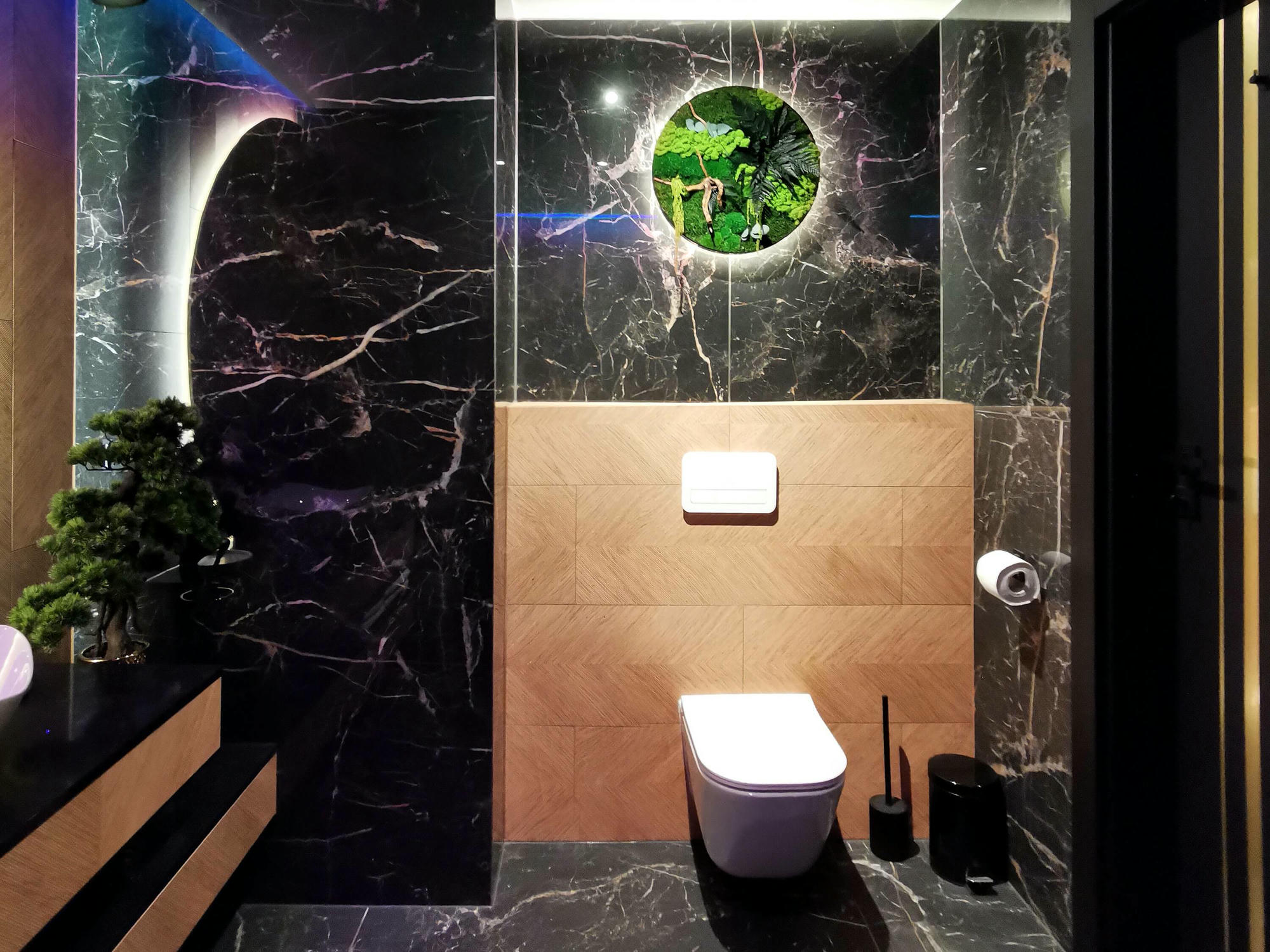 wc oraz obraz roślinny w łazience SPA z indywidualnie sterowanym oświetleniem i relaksacyjną muzyką w Sea View Smart & Garden VIP Apartment w Międzyzdrojach