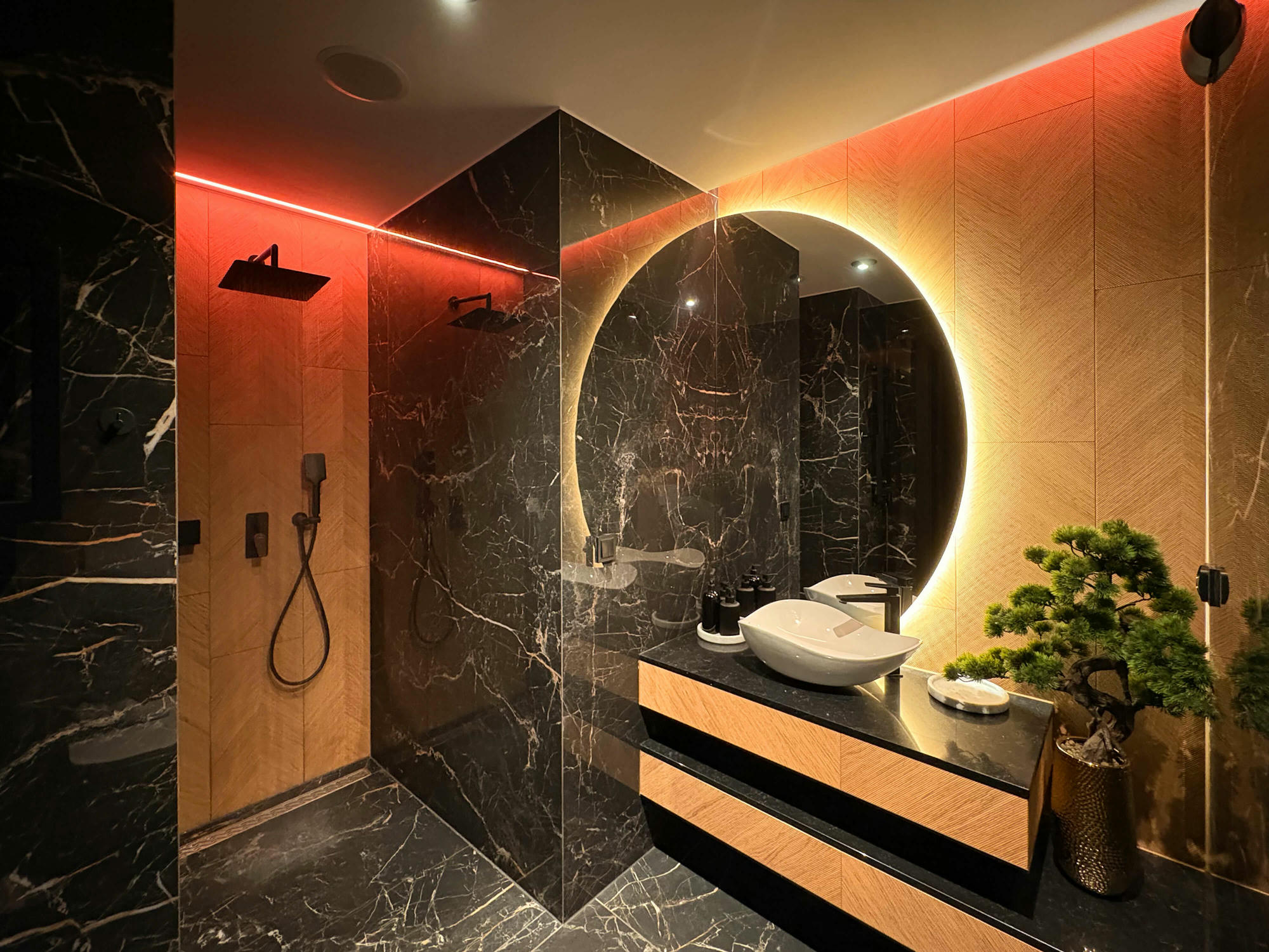 Deszczownica w prysznicu typu walk-in i umywalka oraz dekoracje w łazience SPA z indywidualnie sterowanym oświetleniem i relaksacyjną muzyką w Sea View Smart & Garden VIP Apartment w Międzyzdrojach