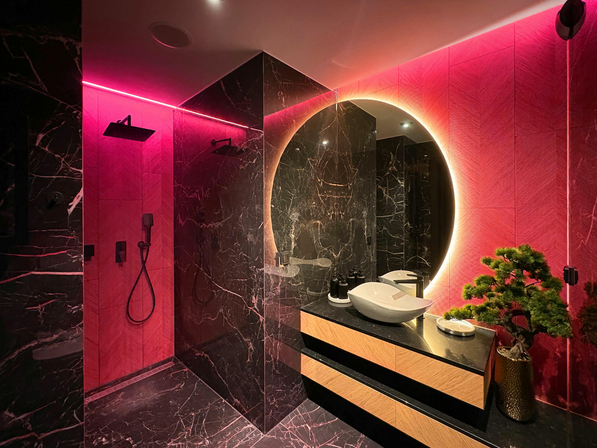 Deszczownica w prysznicu typu walk-in i umywalka oraz dekoracje w łazience SPA z indywidualnie sterowanym oświetleniem i relaksacyjną muzyką w Sea View Smart & Garden VIP Apartment w Międzyzdrojach