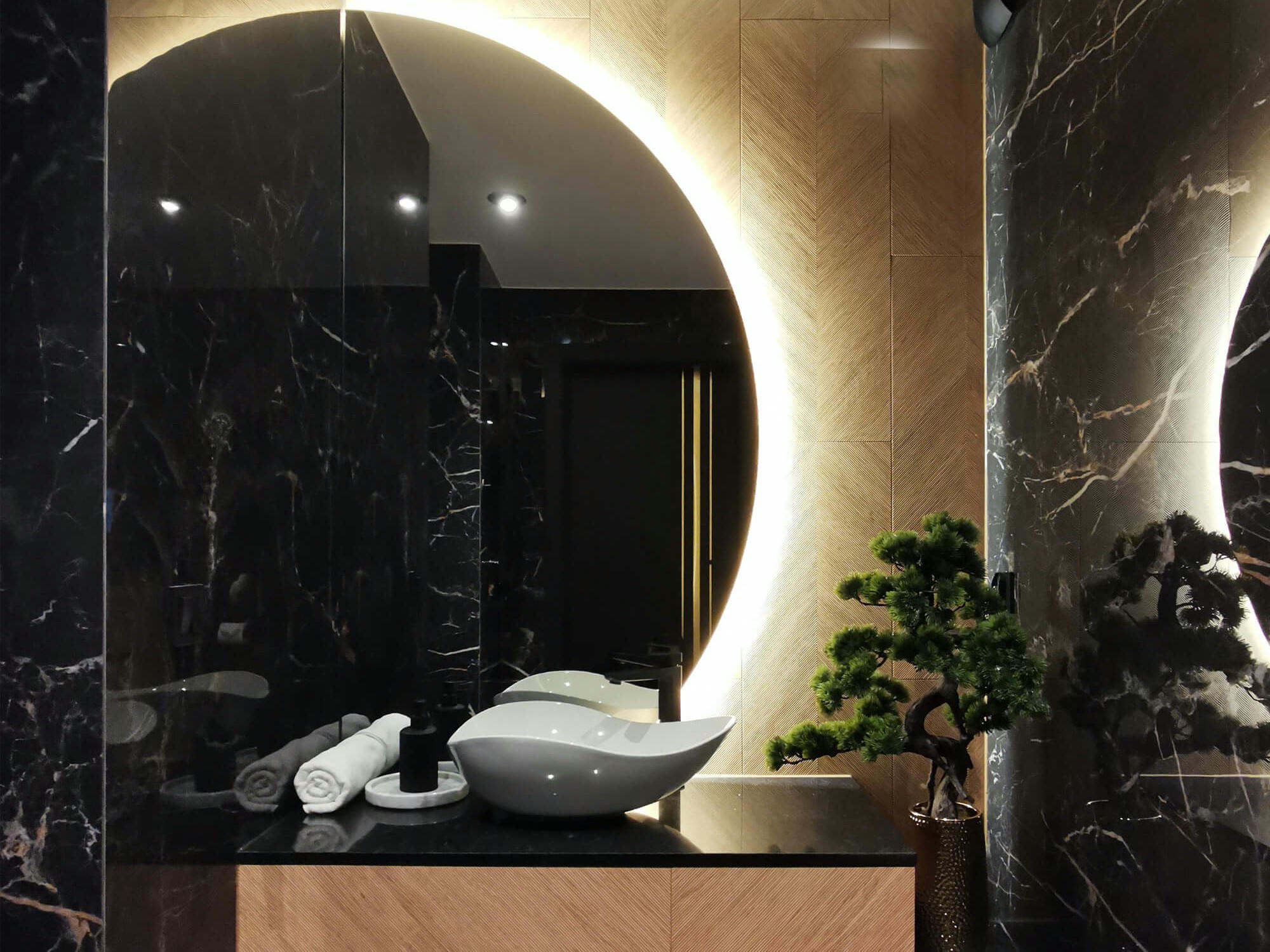 Umywalka oraz dekoracje w łazience SPA z indywidualnie sterowanym oświetleniem i relaksacyjną muzyką w Sea View Smart & Garden VIP Apartment w Międzyzdrojach