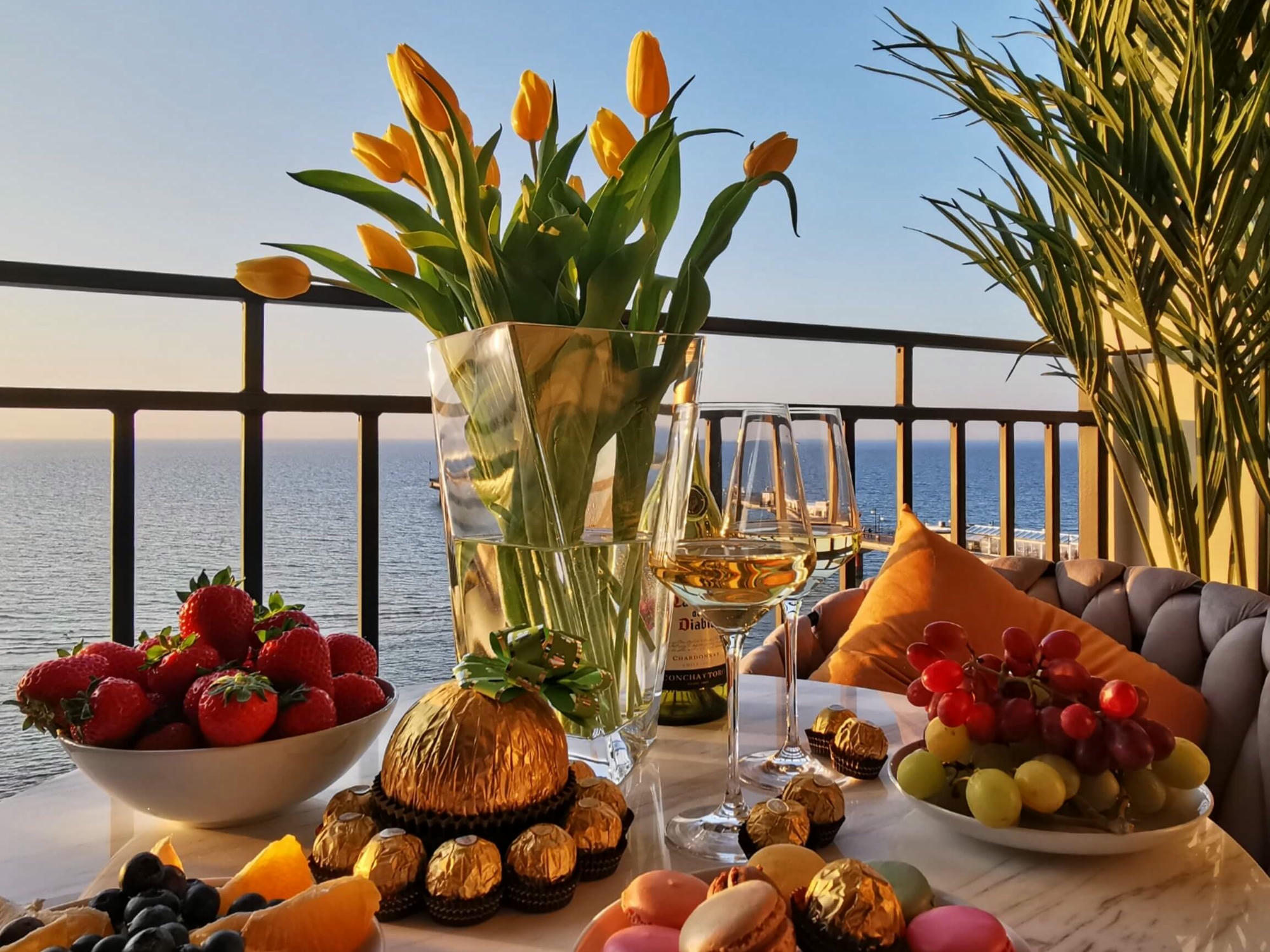 Kolacja i tulipany na tarasie z widokiem na pełne morze w Sea View Smart & Garden VIP Apartment w Międzyzdrojach