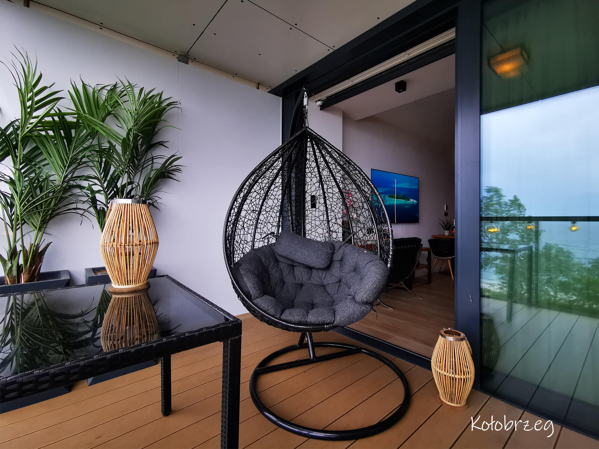 Gemütliche Terrasse mit Hängekorb, Pflanzen und Blick aufs Meer