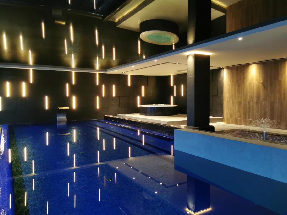 Basen, sauna, jacuzzi i strefa relaksu w nowoczesnym hotelu w pierwszej linii brzegowej na plaży z frontowym widokiem na morze w centrum Międzyzdrojów