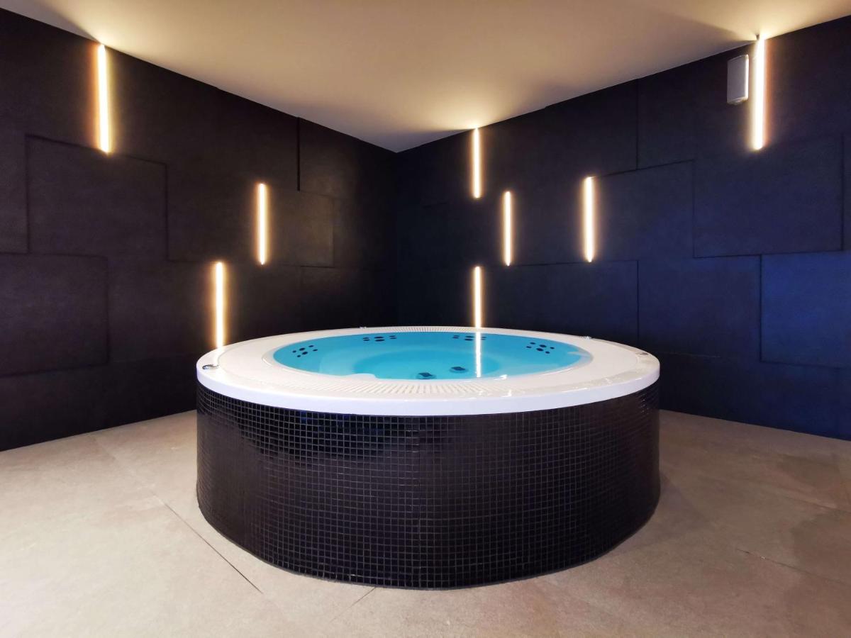 Jacuzzi w nowoczesnym hotelu w pierwszej linii brzegowej na plaży z frontowym widokiem na morze w centrum Międzyzdrojów w cenie basen, sauna, jacuzzi i strefa relaksu