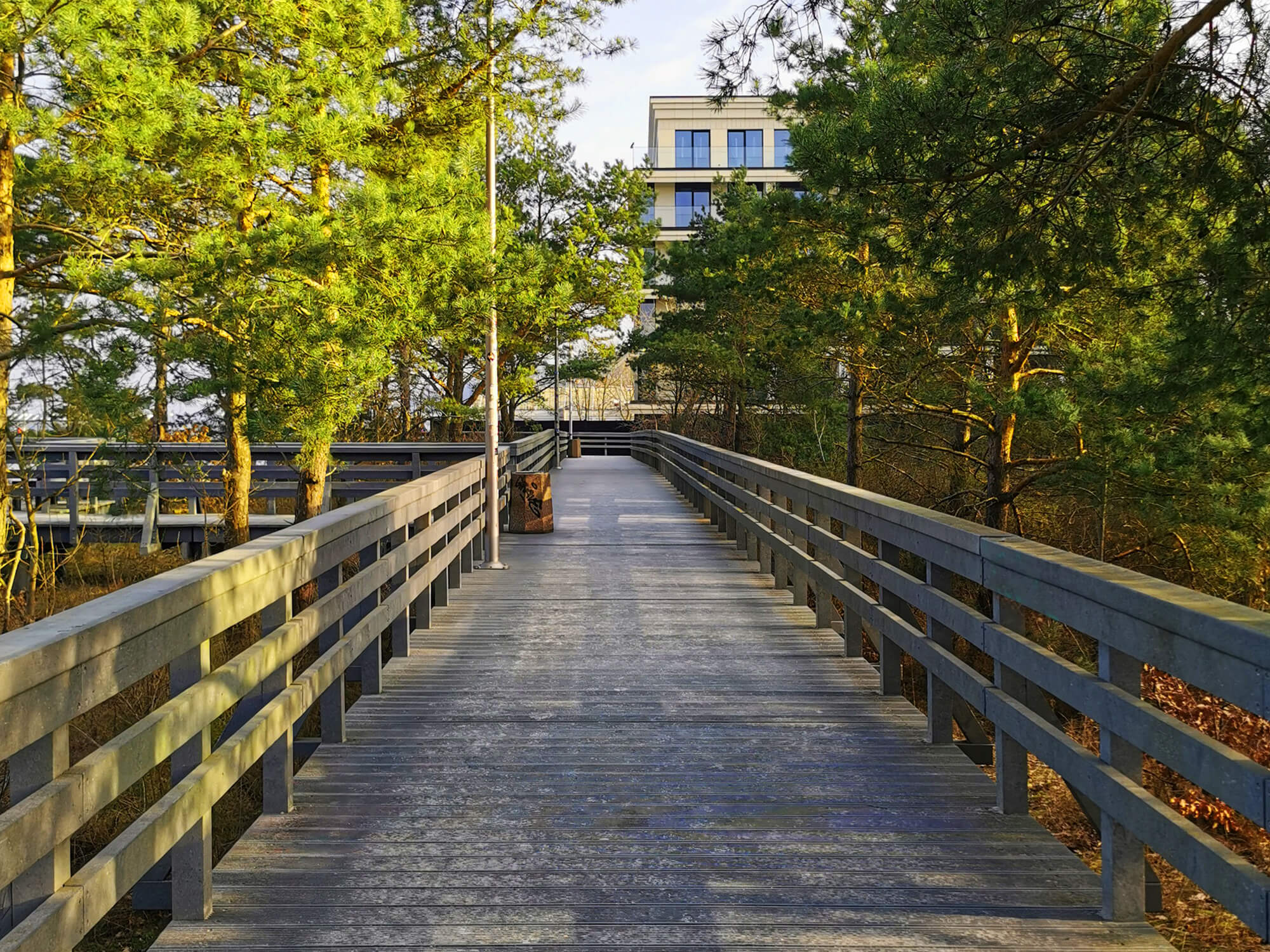 Promenada deptak w Międzyzdrojach z dojściem do Sea View Smart & Garden VIP Apartment