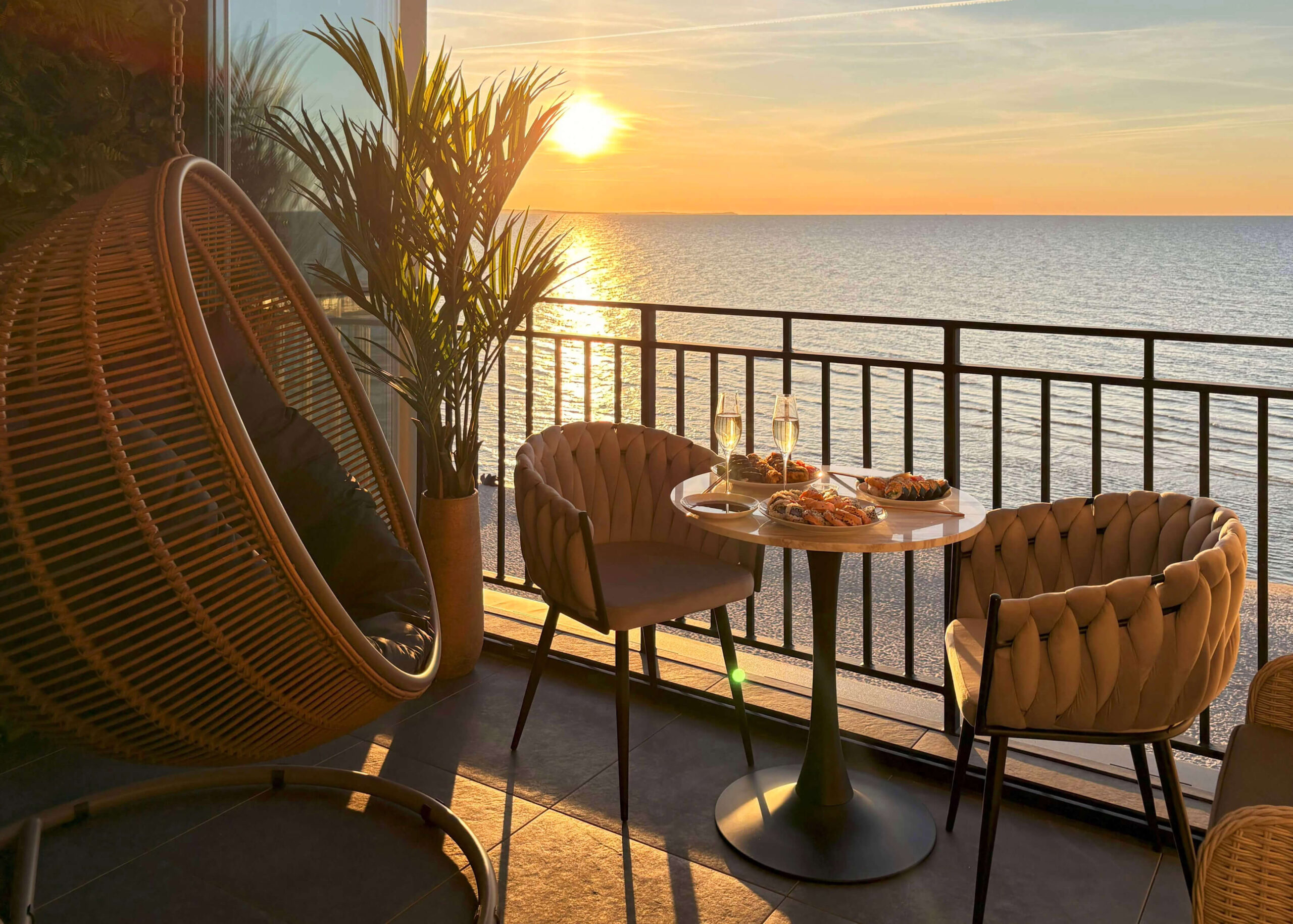 Prywatny taras z widokiem na morze w Sea View Smart & Garden VIP Apartment przy plaży w Międzyzdrojach