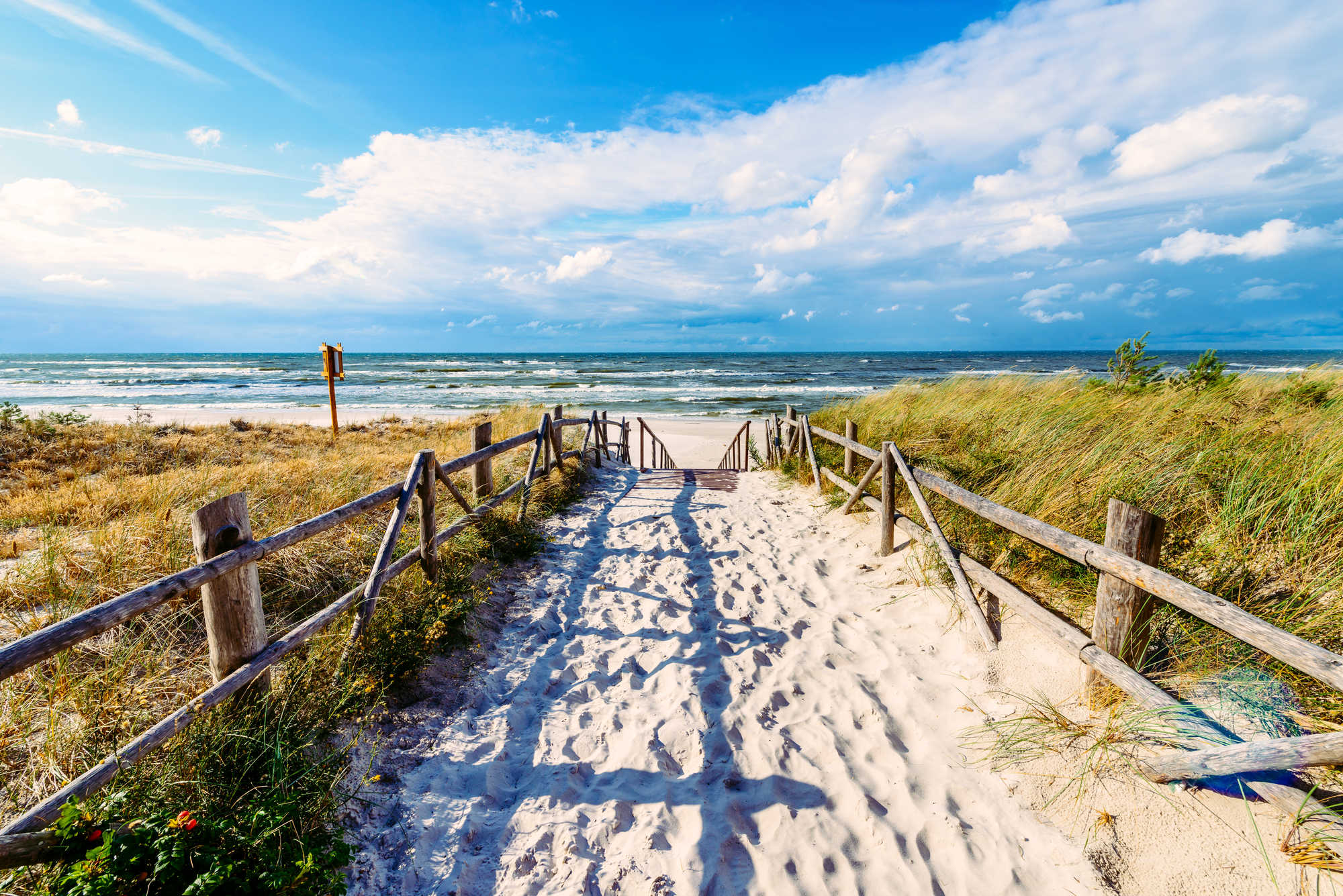 zejście na plażę przez wydmy nad Bałtykiem