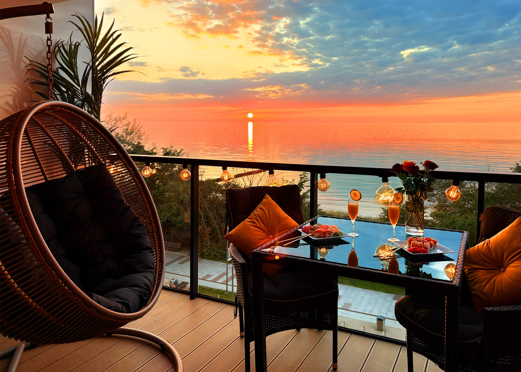 roter Sonnenuntergang auf der Terrasse in Kołobrzeg