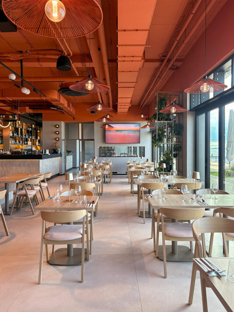 Ciepłe wnętrze restauracji Mollo w Międzyzdrojach
