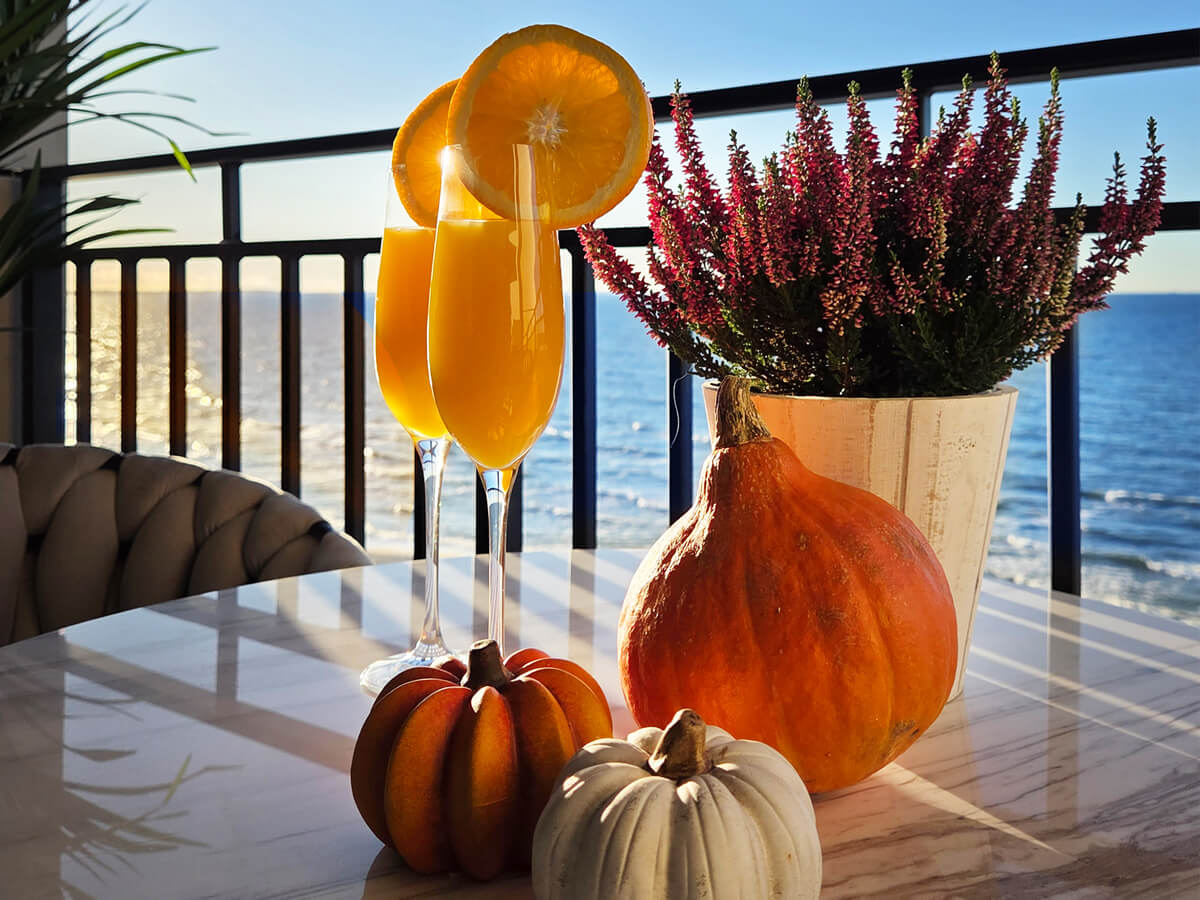 Herbstlicher Balkon am Meer bei Sonnenuntergang Misdroy